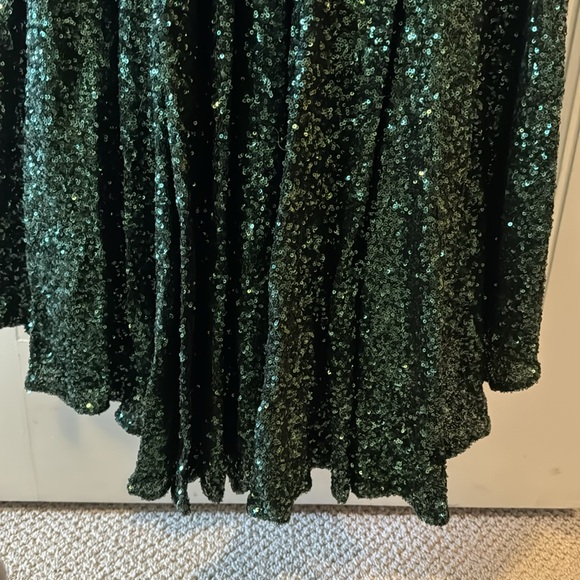 Long green sequin dress V detail in the back. Great dress for formal occasion - Picture 4 of 4